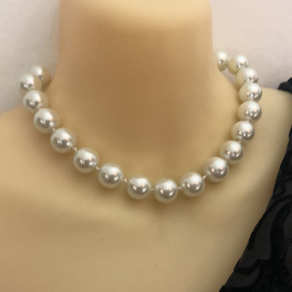 Large white glass pearl chocker 14-16” ( lowest price)